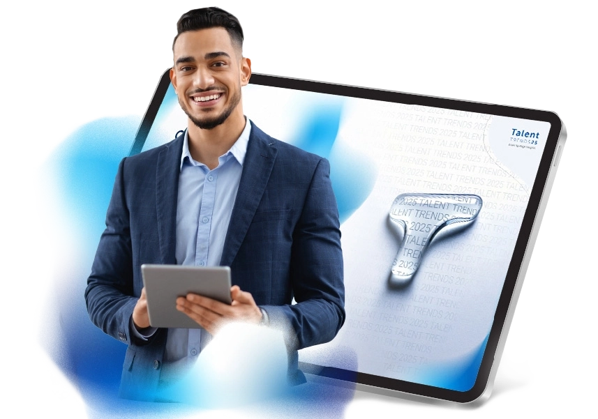 Een glimlachende man met een tablet in zijn handen staat voor een afbeelding van een tablet waarop de voorpagina van Talent Trends te zien is.