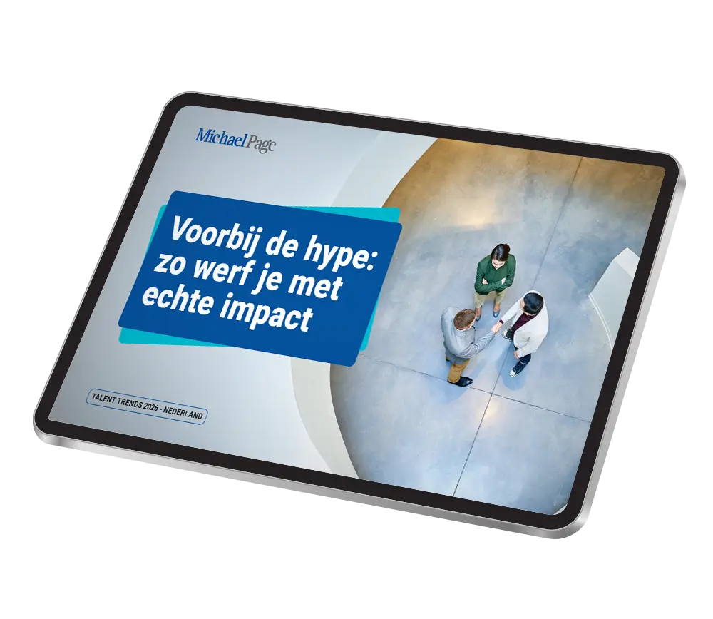 Extra afbeelding bij de ‘Talent Trends 2026’ met een tablet waarop de omslag van de editie van dit jaar te zien is