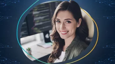 Vrouw met lange haren glimlacht voor computerscherm, omringd door technologische achtergrond.