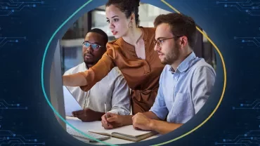 Groep collega's werkt samen aan een project op kantoor.