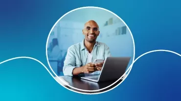 een man in kantoorkleding met een laptop. 