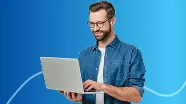 Banner van de onboarding gids met een man die een laptop gebruikt.