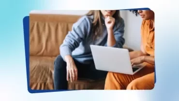 Promotietegeltje uit Talent Trends 2026 met twee vrouwen die naar een computerscherm wijzen