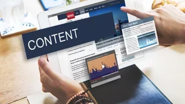Persoon bladert door online nieuwsartikelen en video's op een tablet.