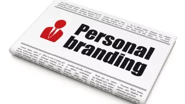 Krantenpagina met kop 'Personal branding' en rood pictogram.