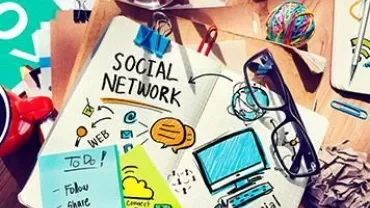 Schets van een bureau met notities en social media tekeningen.