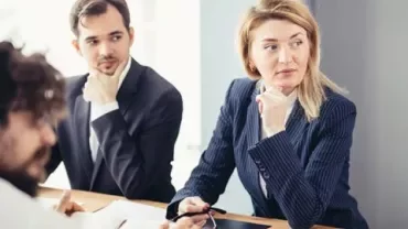 Mensen in een vergadering in een kantoor bespreken ideeën.