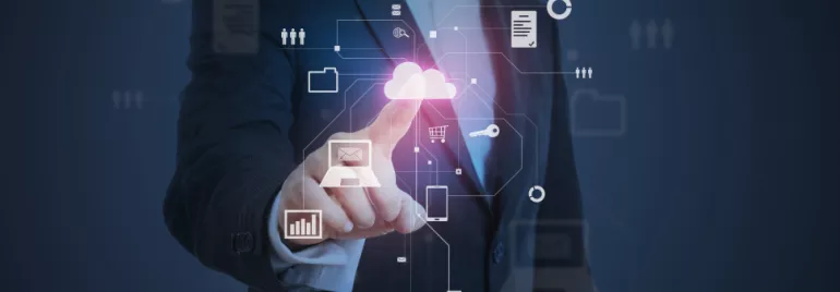 Persoon in pak wijst op digitale interface met cloud pictogram.