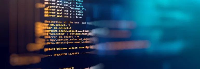 Close-up van computercode op een scherm in een donkere omgeving.