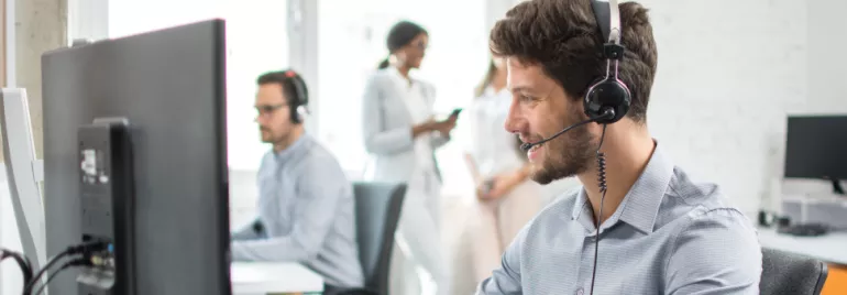 Klantenservicemedewerker draagt een headset op kantoor.