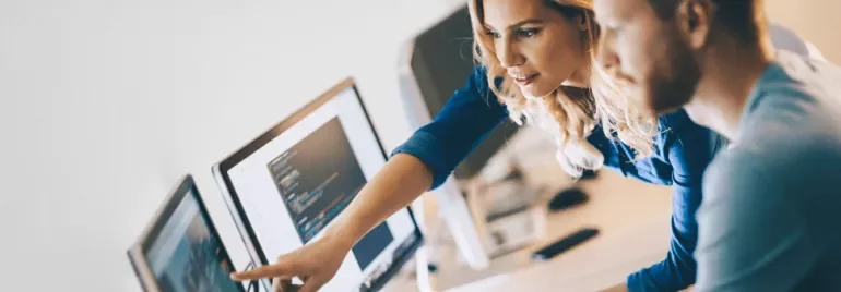 Twee mensen werken samen aan de computer