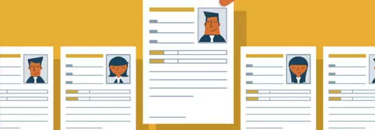 Illustratie van een hand die een cv uit een rij cv's pakt.