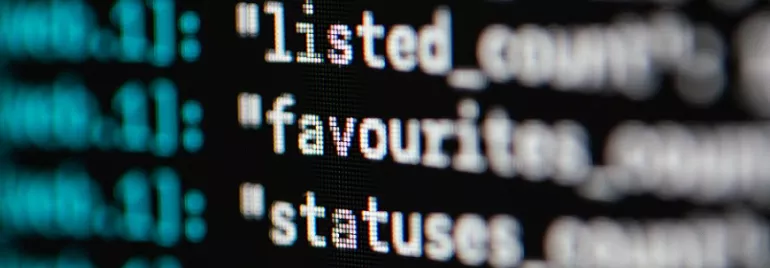 Close-up van code op een computerscherm.