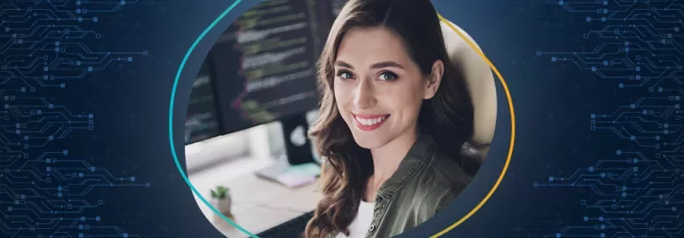 Vrouw met lange haren glimlacht voor computerscherm, omringd door technologische achtergrond.