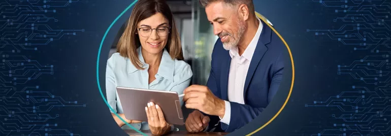 Twee mensen kijken samen naar een tablet