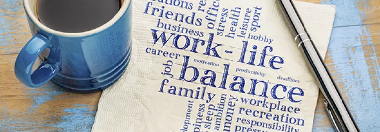 Koffie met servet vol woorden over werk-privé balans.