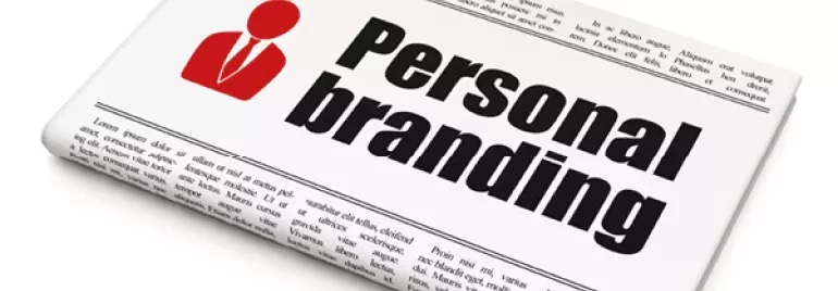 Krantenpagina met kop 'Personal branding' en rood pictogram.