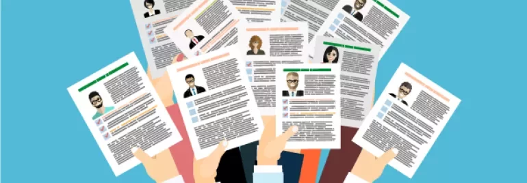 Illustratie van handen die cv's vasthouden tegen een blauwe achtergrond.