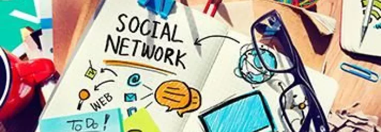 Schets van een bureau met notities en social media tekeningen.