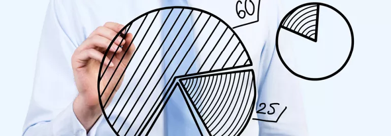 Man tekent taartdiagrammen op transparant scherm.