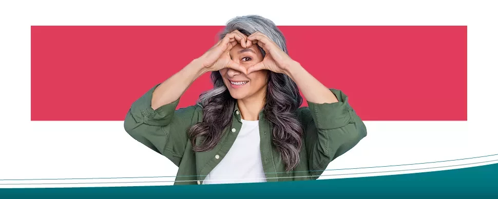 Persoon maakt hartvorm met handen en glimlacht