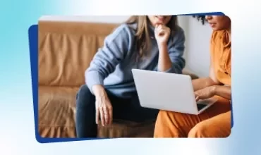 Promotietegeltje uit Talent Trends 2026 met twee vrouwen die naar een computerscherm wijzen 