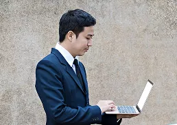 Een man die werkt op zijn laptop