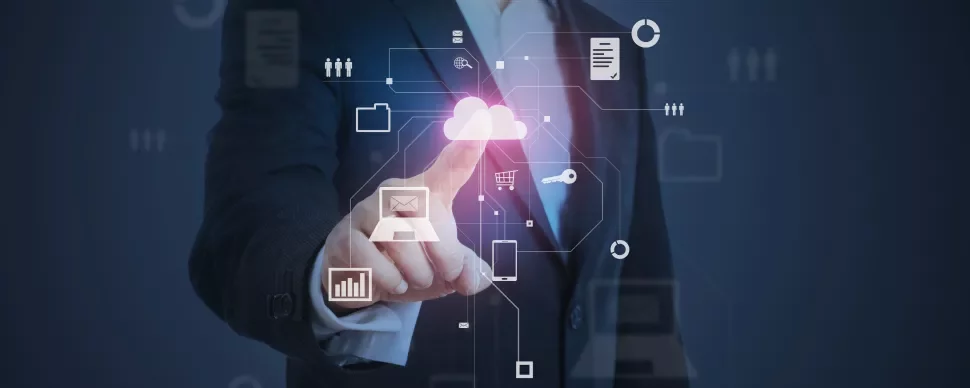 Persoon in pak wijst op digitale interface met cloud pictogram.