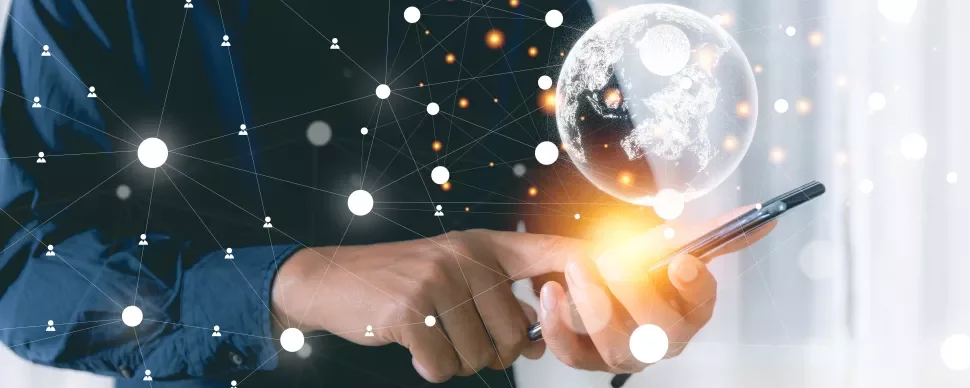 Man houdt smartphone vast met digitale wereldbol en netwerkverbindingen.
