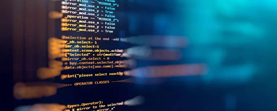 Close-up van computercode op een scherm in een donkere omgeving.
