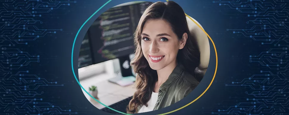 Vrouw met lange haren glimlacht voor computerscherm, omringd door technologische achtergrond.