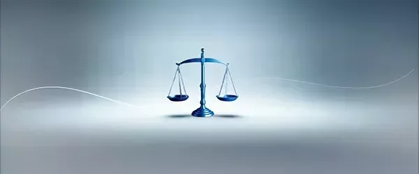 Een weegschaal van justitie met een blauwe achtergrond die juridische diensten demonstreert.