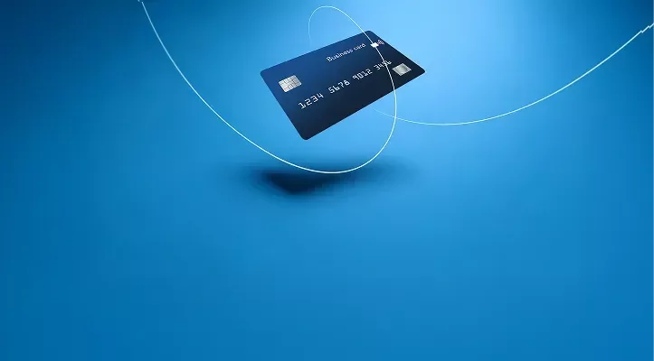 Een creditcard met een blauwe achtergrond.