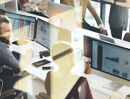 Kantooromgeving met mensen die op computers werken.