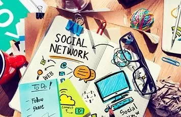 Schets van een bureau met notities en social media tekeningen.