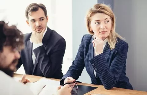 Mensen in een vergadering in een kantoor bespreken ideeën.